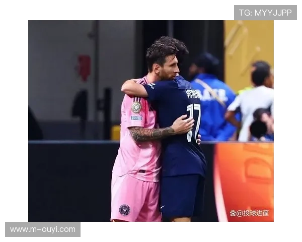 梅斯门将赛后与看台患病小球迷拥抱，温情一幕感动全场