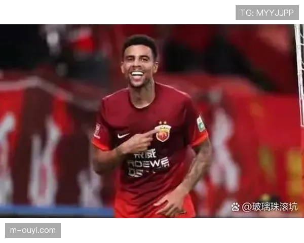 现场直击：球迷高举“射正即胜利”标语，回应球队近期低迷