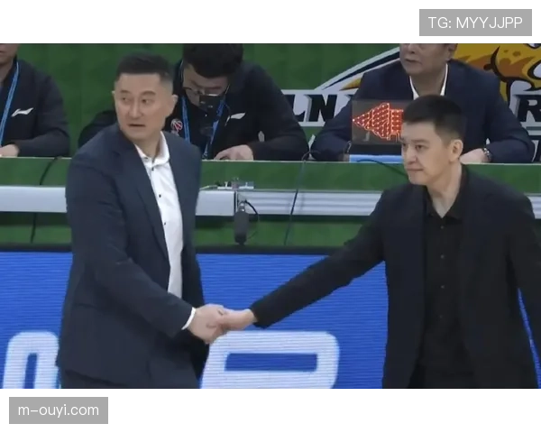 特写:杜锋与杨鸣在技术台前激烈交流,裁判介入 特写:杜锋与杨鸣在技术台前激烈交流,裁判介入